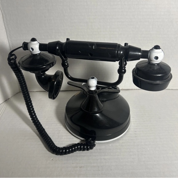 Gemmy Spooky Skull Haunted Halloween
Talking Telephone Victorian Phone - Picture 4 of 7